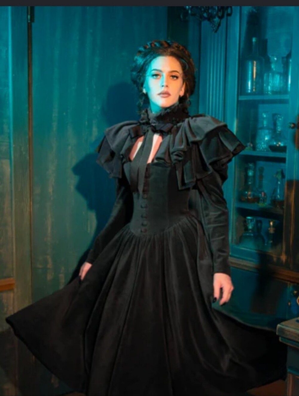 La femme en noir haunted beauty dress and caplet new with tags